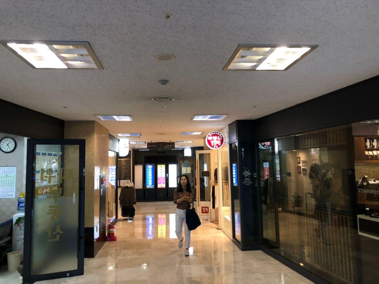 서울 잠실 CU와 스타벅스 사이 복도, 이화교복 체험 매장 가는 길